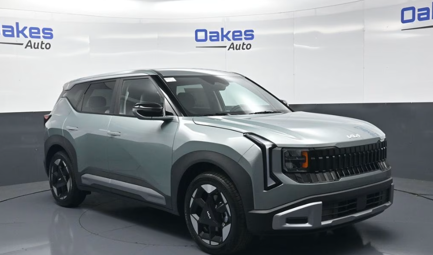 A 2027 Kia Seltos from Oakes Kia in North Kansas City, MO